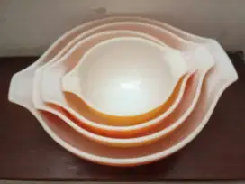 Pyrex jadul dengan motif bunga