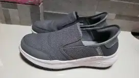 Sepatu skechers man slip ins