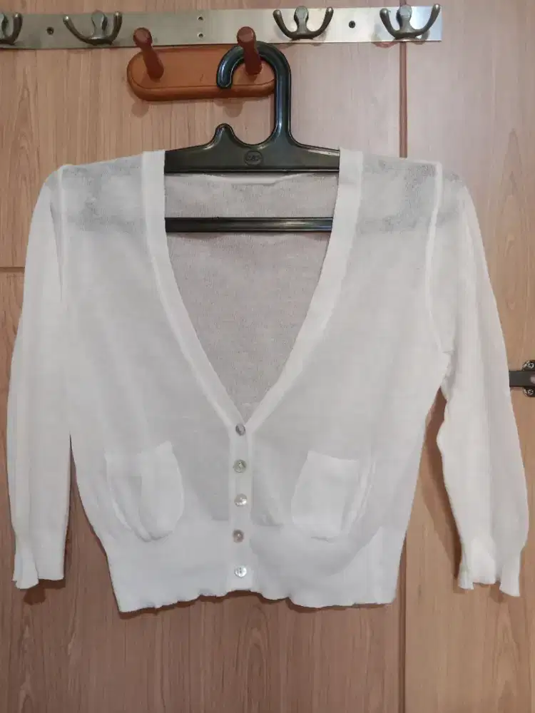 White Cardigan Rajut