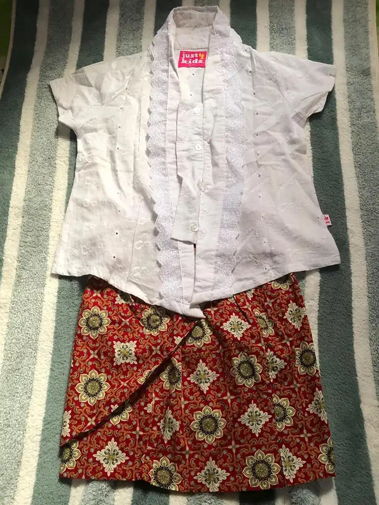 Kebaya anak perempuan