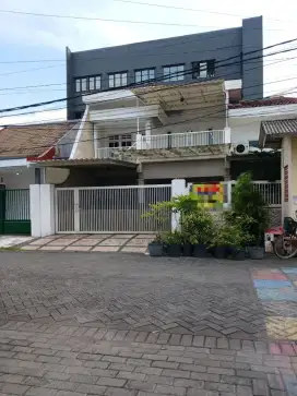 Rumah tenggilis cocok untuk kos dekat ubaya lokasi depan jalan lebar