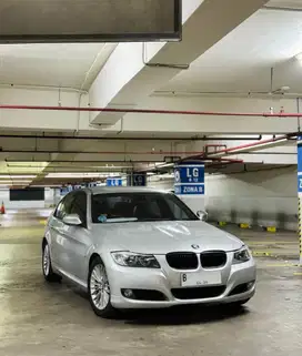 JUAL CEPAT! BMW 320i LCi iDrive E90 2009 Matic Silver Hemat Mint Cond