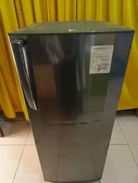 Kulkas es batu merk LG