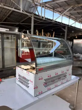 Cake showcase 
Merk Tomori 
Uk 85x50x67
Kondisi baru
Lama ngga dipakai