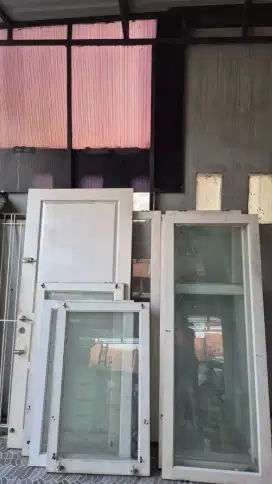 Jendela kaca, Pintu. Tralis