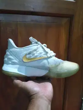 Sepatu basket Nike Kyrie 40 non Reebok adidas