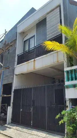 Rumah Sunter 4,5x15m 2,5lantai, tinggal jln kaki ke mal