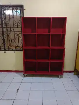 Loker penyimpana barang dan ada rodanya