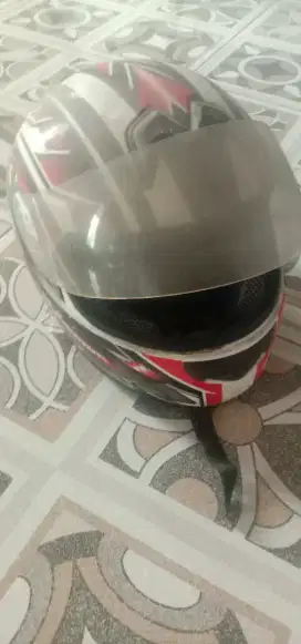 Jual cepat ,helm warna putih UK L