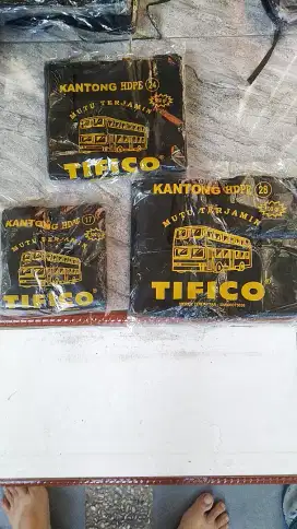 Kantong kresek tersedia ukuran 17,24,28 dan 35 harga 1 bungkus 500gram