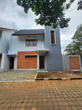 Modern Minimalis House Ada Private Pool dalam Cluster dekat Cilanda