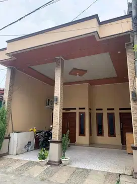 rumah mewah dua lntai deket alun alun dan moss