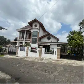 Rumah mewah untuk  kantor atau kost