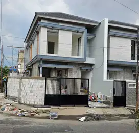 Rumah Gress Minimalis Kontemporer Hanya selangkah ke Raya MERR, Sby