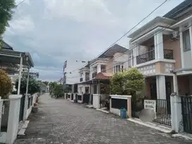 Rumah Mewah Tingkat Lingkungan Elit Timur UNRIYO