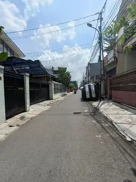 Rumah Hoek 2 Lantai Plus Toko dan kontrakan kos Strategis Menteng Atas