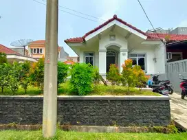 dikontrakkan rumah satu lantai halaman luas