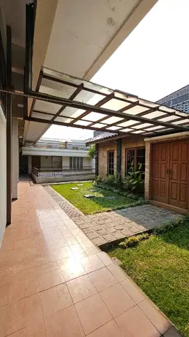 Dijual rumah 2 lantai siap huni, terawat Raya Nginden Intan