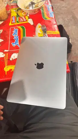 Macbook M1 8/256 dijual cepat