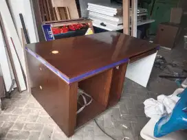 Meja kantor multiplek