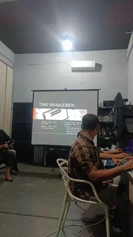 Penyediaan proyektor medan