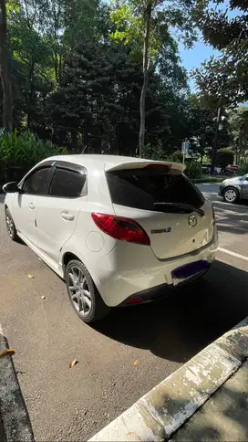 Mazda 2 R AT KM White