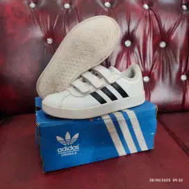 DIJUAL CEPAT SEPATU ANAK ADIDAS VL COURT 2.0 WHITE BLACK KIDS VELCRO