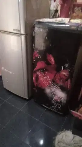 Kulkas 1 pintu merah maroon