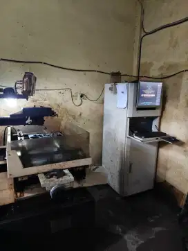 Operator mesin wirecut