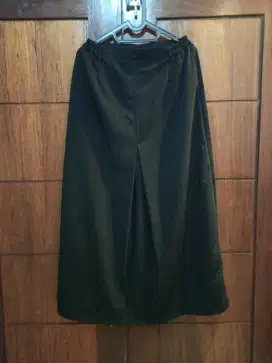 Rok hitam rempel 1 bagian depan