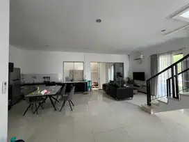 Dijual rumah PIK uk225m2 Hoek Elegant View Danau,taman luas at jakut