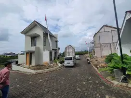 Dijual Villa di Kota Batu, Harga Menarik!