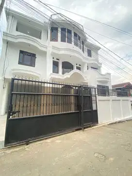 Rumah Terawat 3 Lantai di dekat Alun-alun Lembang harga 1,6 Milyar