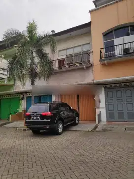 Ruko 2.5 lantai, hdp selatan di Mutiara Palem