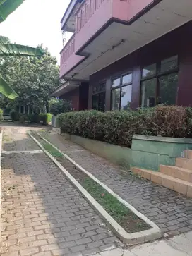 Rumah dengan Halaman Luas Pinggir Jalan Raya Kati Makmur Bekasi
