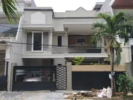 Rumah bagus, 10x21, hdp selatan di Taman semanan Indah