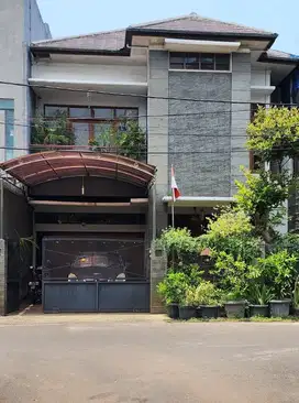Sewa Rumah Sederhana 2 Lantai di Dekat Senayan Kebayoran