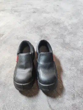 Dijual sepatu safety cheetah 3001-H no. 7 atau 41