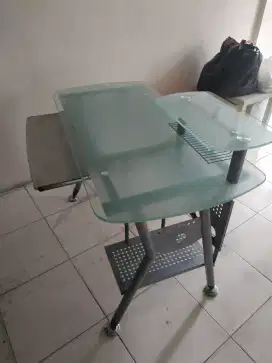 Meja Kaca Tempered Glass untuk Kantor dan Belajar