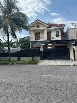 Dijual rumah baru selesai renovasi dalam komplek elite di cikunir beka