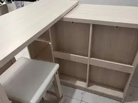 Meja makan dan rak informa