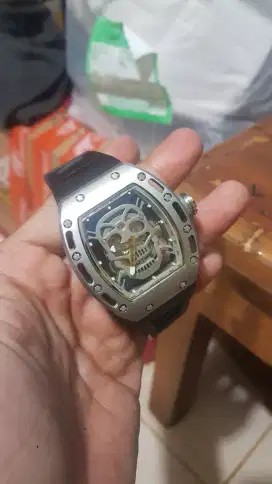 jam tangan tengkorak metik