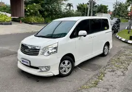 TOYOTA NAV1 2.0 V BENSIN MATIC 2013