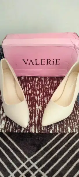 HIGH HEELS CANTIK MERK VALERIE