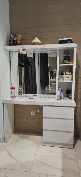 MEJA RIAS Kaca putih