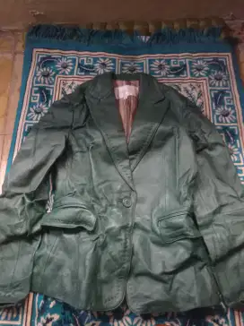 Jaket kulit wanita