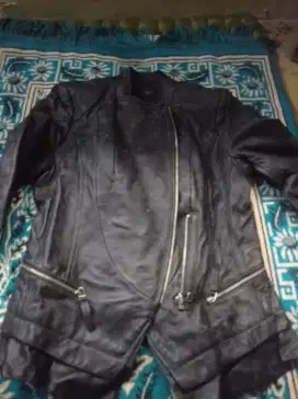 Jaket kulit wanita
