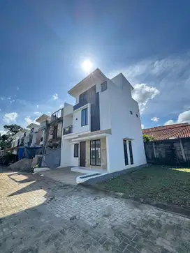 Rumah Mewah Posisi Pojok Samping Kolam Renang Di Serpong