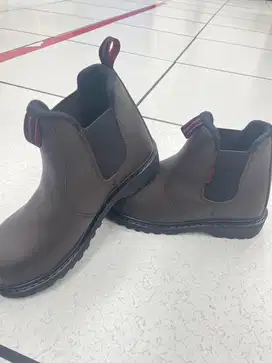 Sepatu safety blackrhino