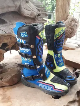 Sepatu motor touring trail atau trabas